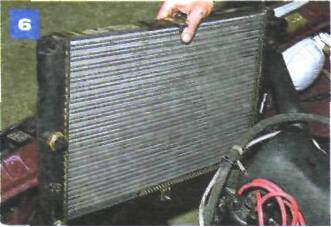 Снятие радиатора на автомобиле с двигателем ВАЗ-2106