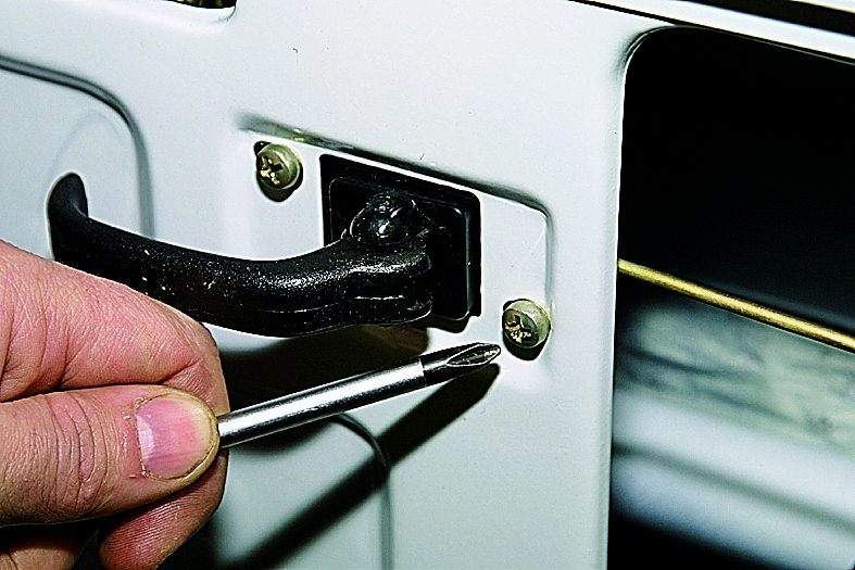 Как избежать ошибок при замене клипс обшивки дверей ВАЗ 2121