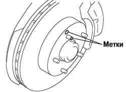 Нанесение меток на ступицу колеса и тормозной диск