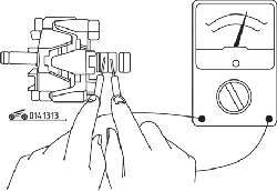 Использование омметра для проверки проводимости между контактными кольцами ротора