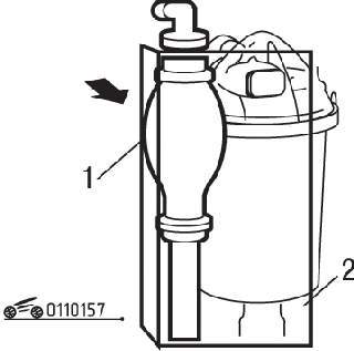Расположение ручного топливоподкачивающего насоса (1) и кронштейна (2)
