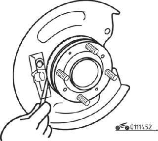 Измерение зазора между полюсным наконечником датчика частоты вращения колеса и зубчатой поверхностью ротора
