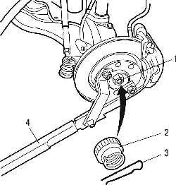 Отворачивание гайки крепления привода колес