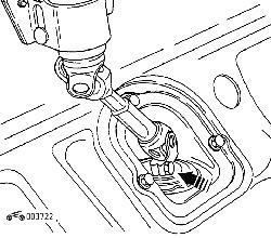 Болт вала ведущей шестерни рулевого механизма (показан стрелкой)
