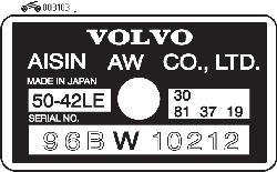Табличка с обозначением модели и заводского порядкового номера коробки передач
