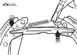 Места установки верхней возвратной пружины отмечены стрелками
