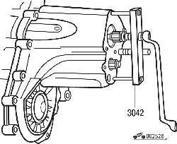 Снятие картера коробки передач при помощи приспособления VW-3042