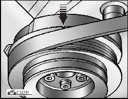 Установочная метка положения коленчатого вала, расположенная на шкиве ребристого ремня (двигатели ABF и AEK)