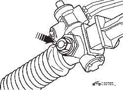 Расположение болта регулировки зазора между шестерней и зубчатой рейкой в рулевом механизме TRW