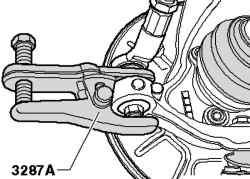 Выпрессовка наконечника рулевой тяги из корпуса колесного подшипника