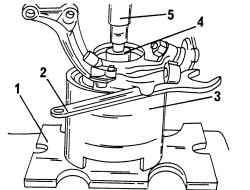 Выпрессовка ступицы колеса из подшипника (под поворотным кулаком установлена опора)