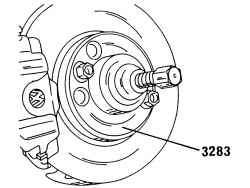 Выпрессовка валов привода колес из ступицы с помощью приспособления